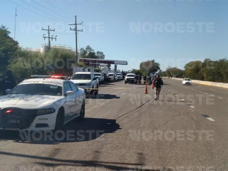 $!Hallan cuerpos sin vida en una camioneta abandonada en la carretera ‘La Costera’, en Navolato
