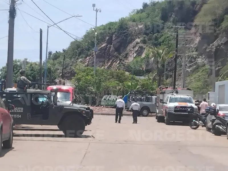$!Deja dos personas lesionadas y cinco vehículos dañados derrumbe de rocas a un costado del Faro de Mazatlán