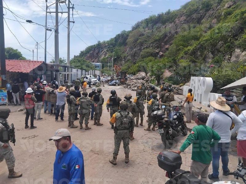 $!Deja dos personas lesionadas y cinco vehículos dañados derrumbe de rocas a un costado del Faro de Mazatlán