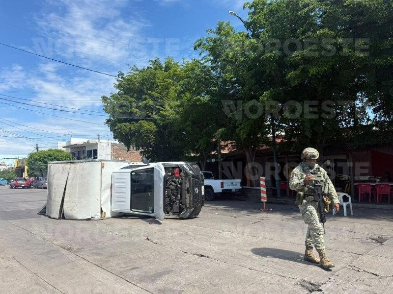 $!Choque entre camioneta del Ejército y vehículo de reparto deja varios lesionados en el Centro de Culiacán