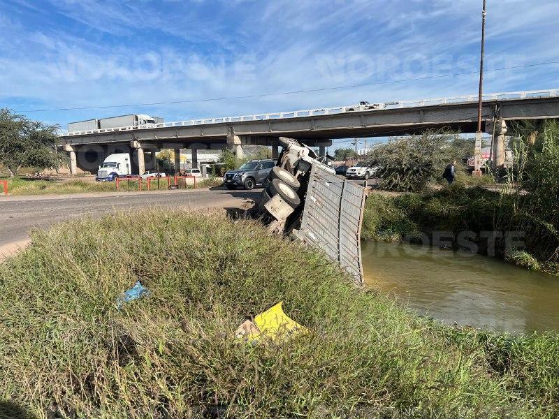 $!Cae camión con 15 toneladas de maíz al Canal Lateral 18 en Los Mochis