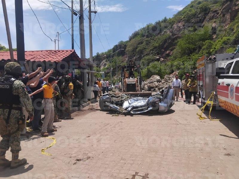$!Deja dos personas lesionadas y cinco vehículos dañados derrumbe de rocas a un costado del Faro de Mazatlán