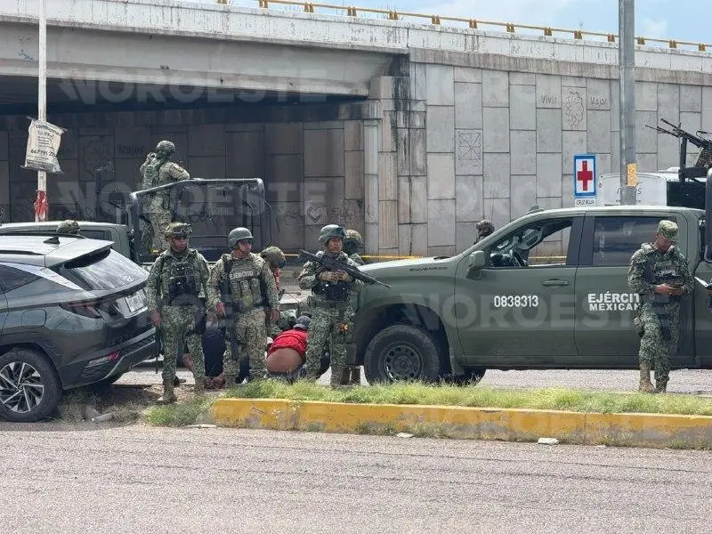 $!Persecución del Ejército a civiles armados termina en choque y dos detenidos al sur de Culiacán
