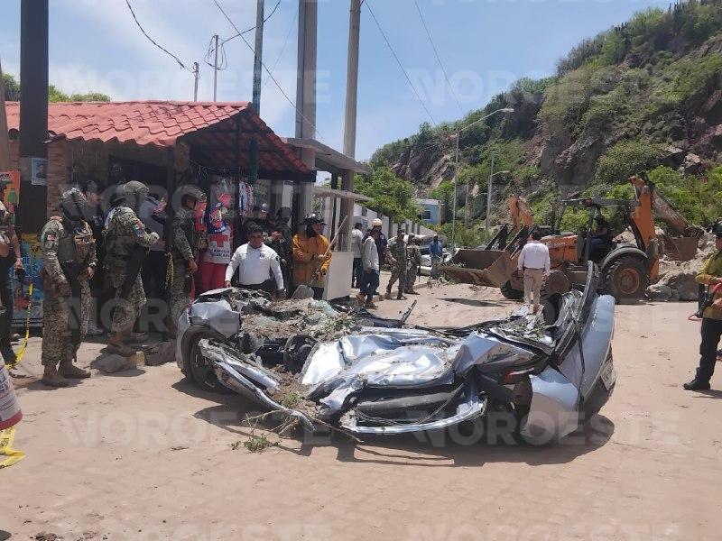$!Deja dos personas lesionadas y cinco vehículos dañados derrumbe de rocas a un costado del Faro de Mazatlán