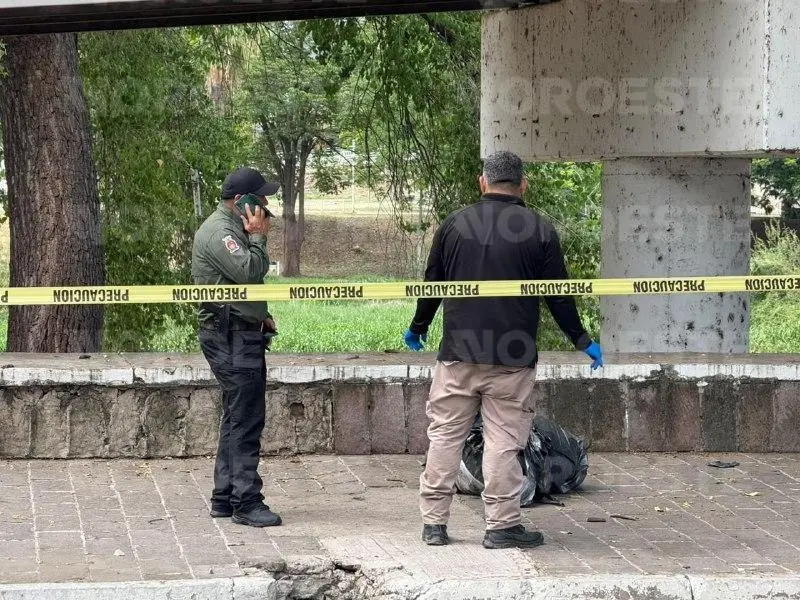 $!Hallan cuerpo embolsado bajo puente Aquiles Serdán en el Malecón Viejo de Culiacán