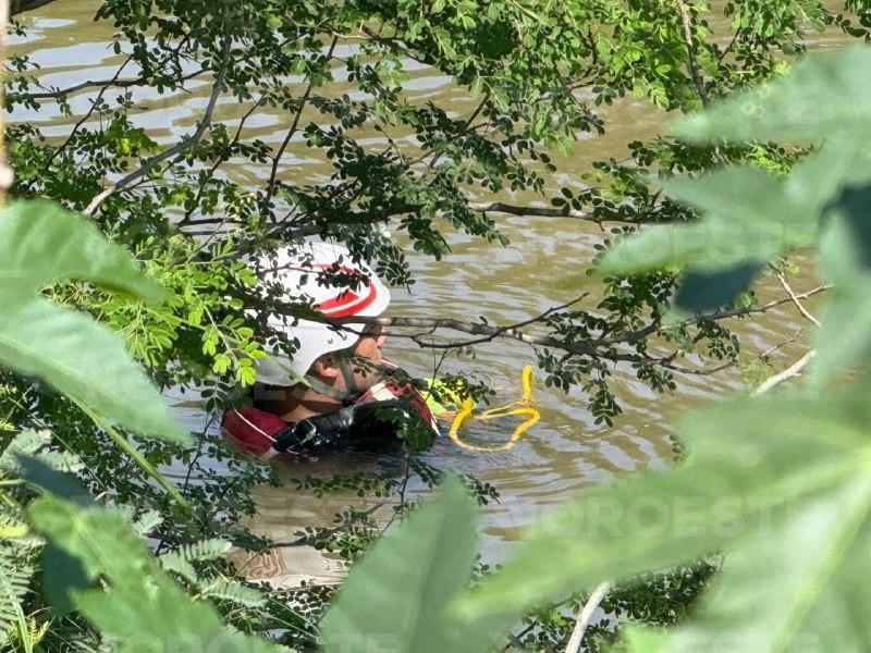 $!Cae vehículo al canal San Lorenzo en Culiacán; un joven muere ahogado y otro es rescatado con vida