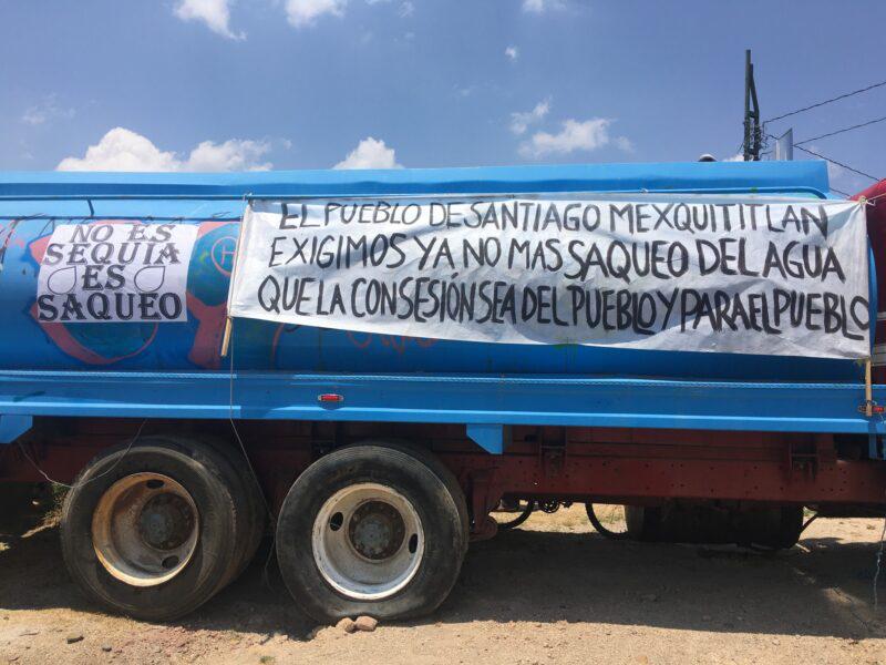 $!En 2022, cuando el estado de Querétaro (México) se vio afectado por la sequía y sus principales represas empezaron a secarse, los habitantes de Santiago Mexquititlán participaron en una manifestación contra la privatización prevista del agua.