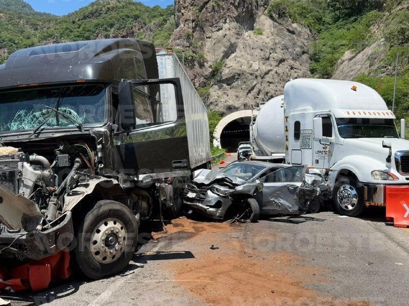 $!Cierran autopista Durango-Mazatlán por choque en El Carrizo; deja un muerto y cinco heridos