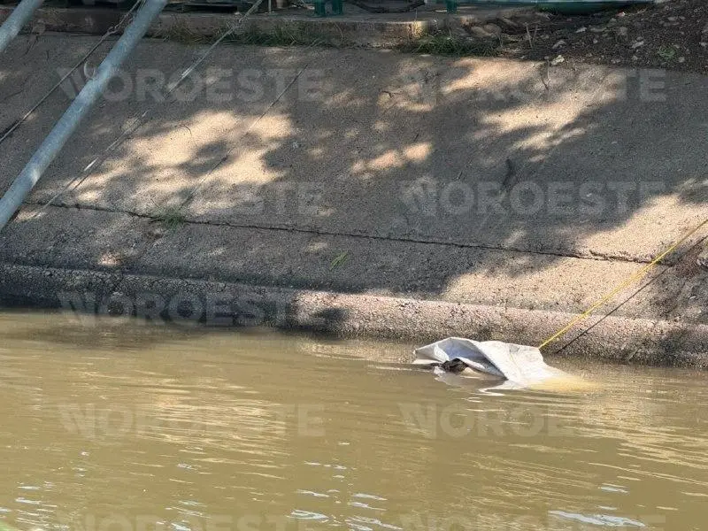 $!Cae vehículo al canal San Lorenzo en Culiacán; un joven muere ahogado y otro es rescatado con vida