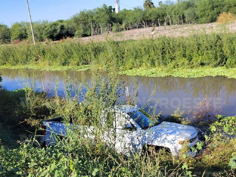$!Camioneta cae a canal en Los Mochis; conductor resulta ileso