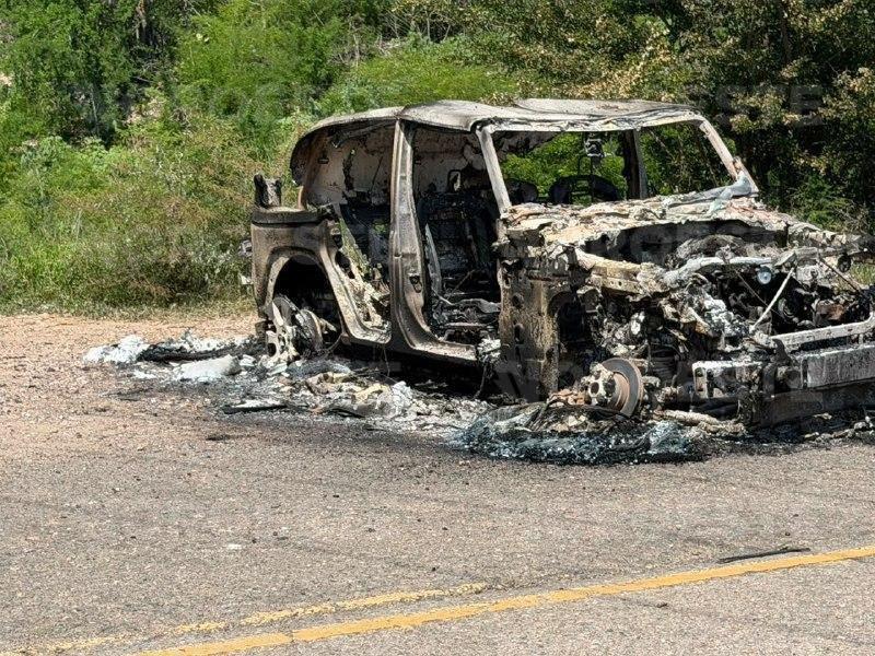 $!Enfrentamiento armado en Mazatlán: dejan vehículo calcinado y dos explosivos presuntamente lanzados desde un dron en La Cofradía