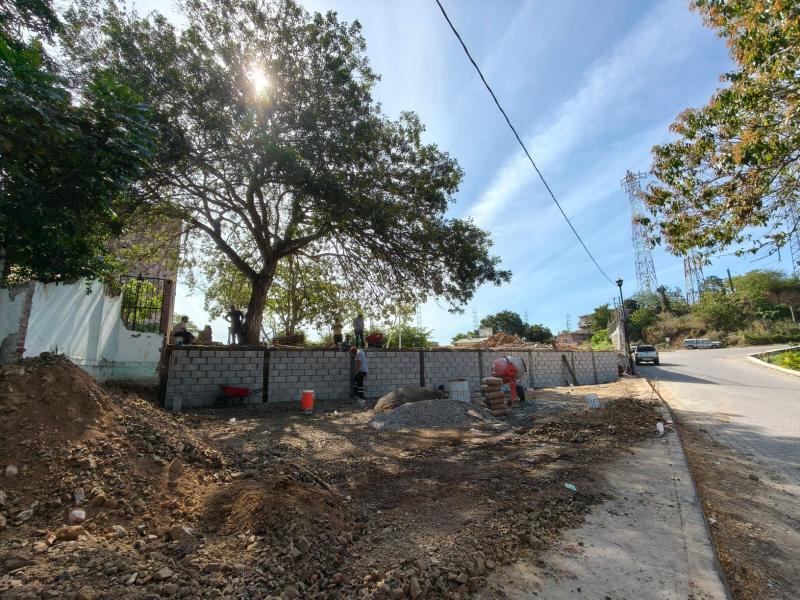 $!ISIFE renueva tramo de la barda perimetral en primaria de Rosario