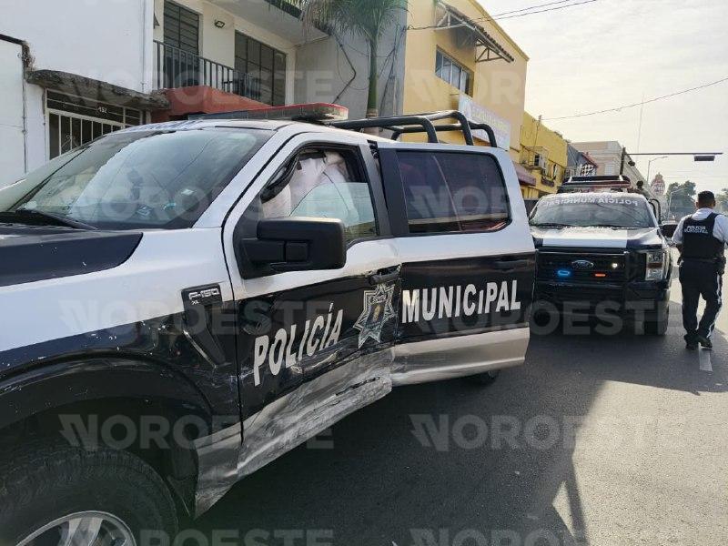 $!Choque en Culiacán entre patrulla y particular deja una agente lesionada