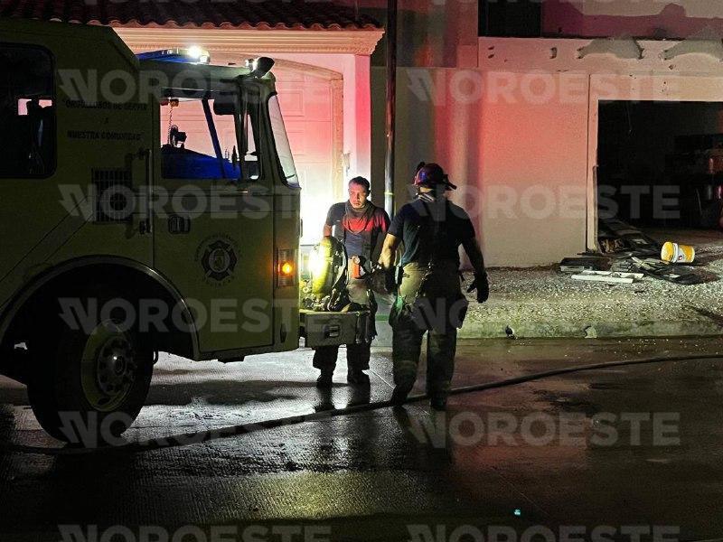 $!Incendian vehículos y balean vivienda en la colonia Emiliano Zapata, Culiacán