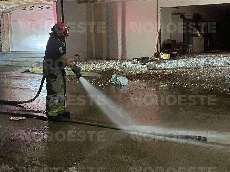 $!Incendian vehículos y balean vivienda en la colonia Emiliano Zapata, Culiacán