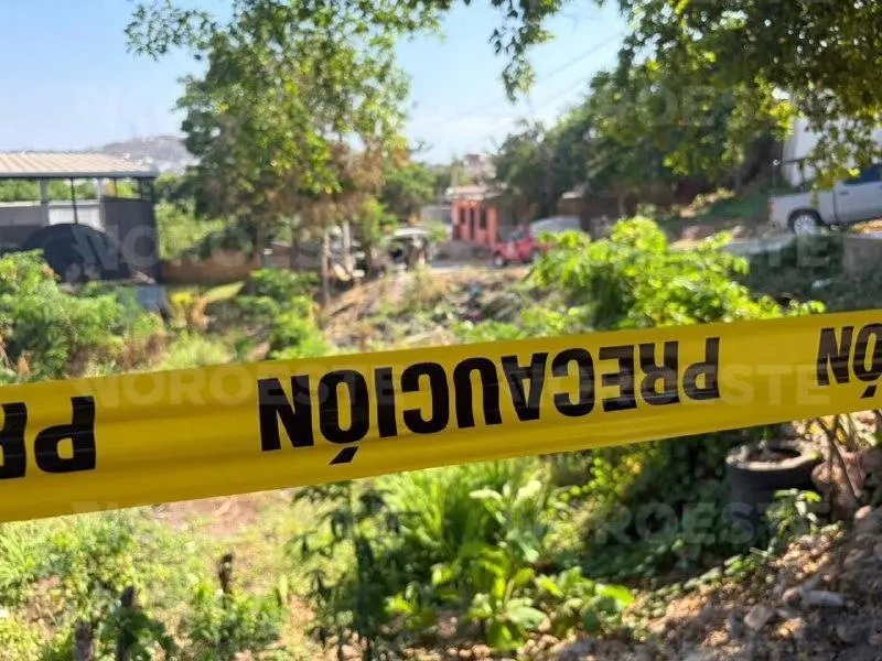 $!Hallan a hombre atado de manos y con huellas de violencia en un predio de la colonia Mazatlán I