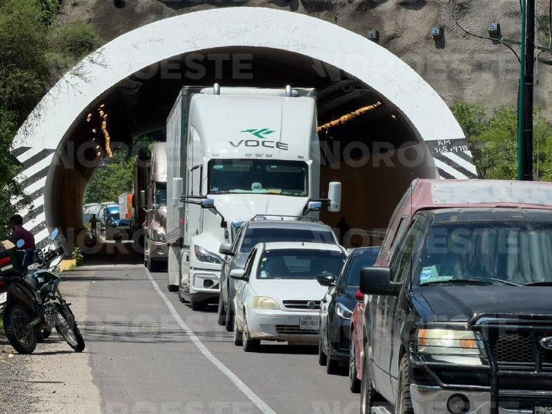 $!Cierran autopista Durango-Mazatlán por choque en El Carrizo; deja un muerto y cinco heridos