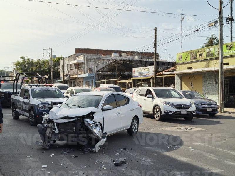 $!Choque en Culiacán entre patrulla y particular deja una agente lesionada