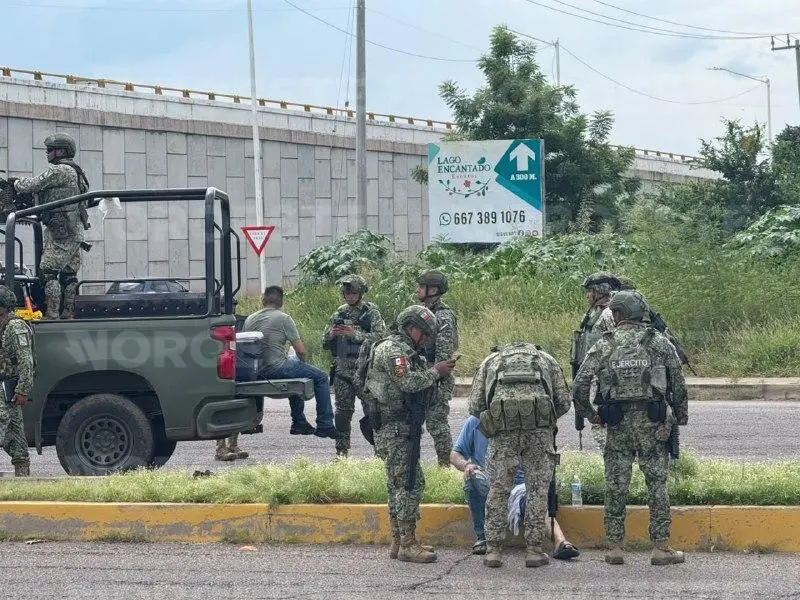 $!Persecución del Ejército a civiles armados termina en choque y dos detenidos al sur de Culiacán
