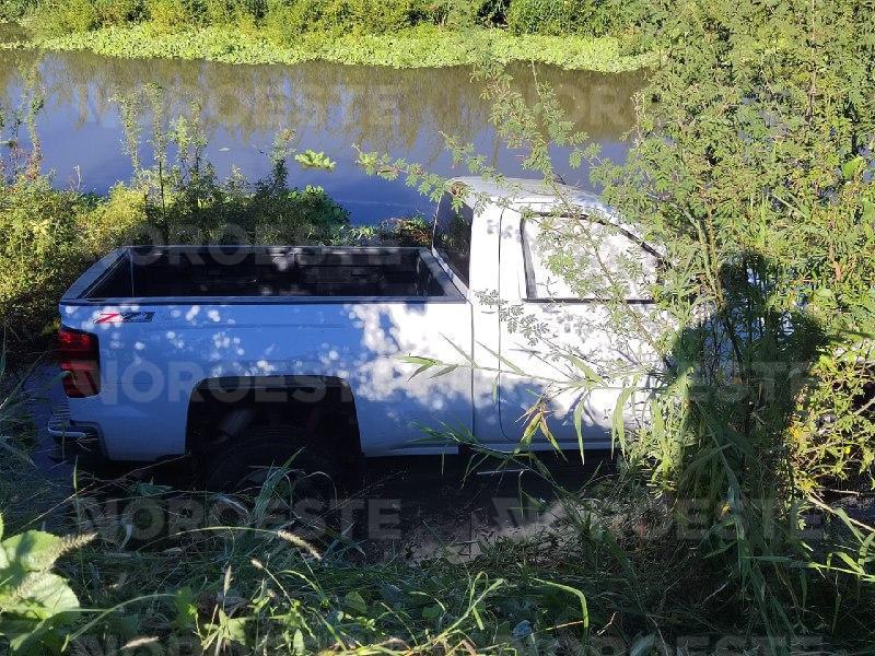 $!Camioneta cae a canal en Los Mochis; conductor resulta ileso