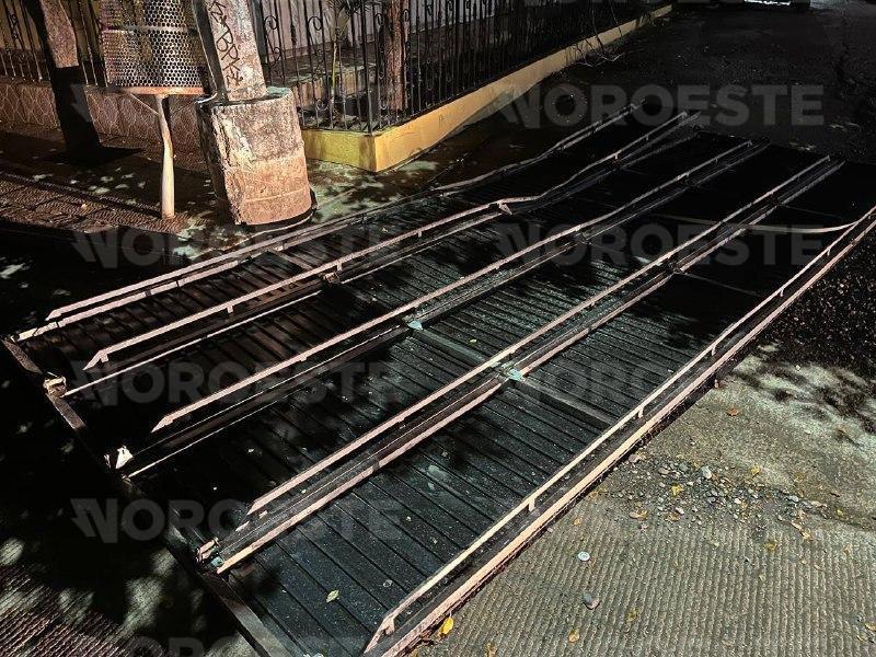 $!Incendian vehículos y balean vivienda en la colonia Emiliano Zapata, Culiacán