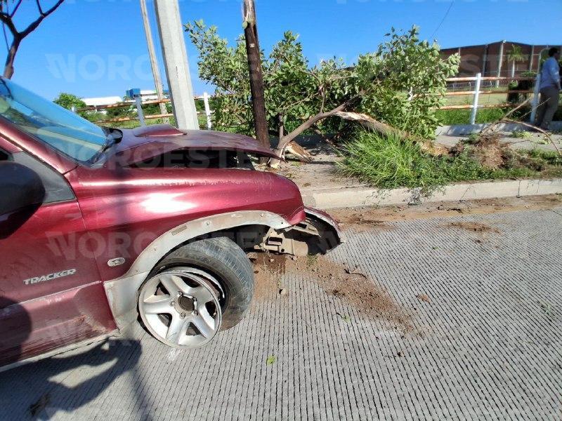 $!Camioneta vuelca tras chocar contra árbol y poste en la avenida Rafael Buelna, Mazatlán