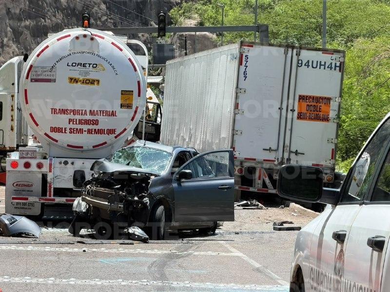 $!Cierran autopista Durango-Mazatlán por choque en El Carrizo; deja un muerto y cinco heridos