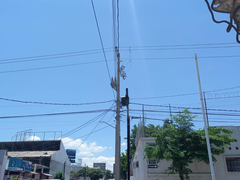 $!Desde el miércoles en la tarde, vecinos del centro de Culiacán están sin luz, tras lluvias