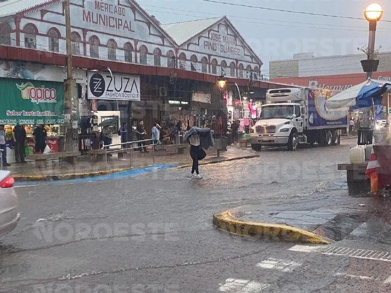 $!Se inundan tramos de avenidas de Mazatlán por lluvias intensas generadas por tormenta tropical Vance