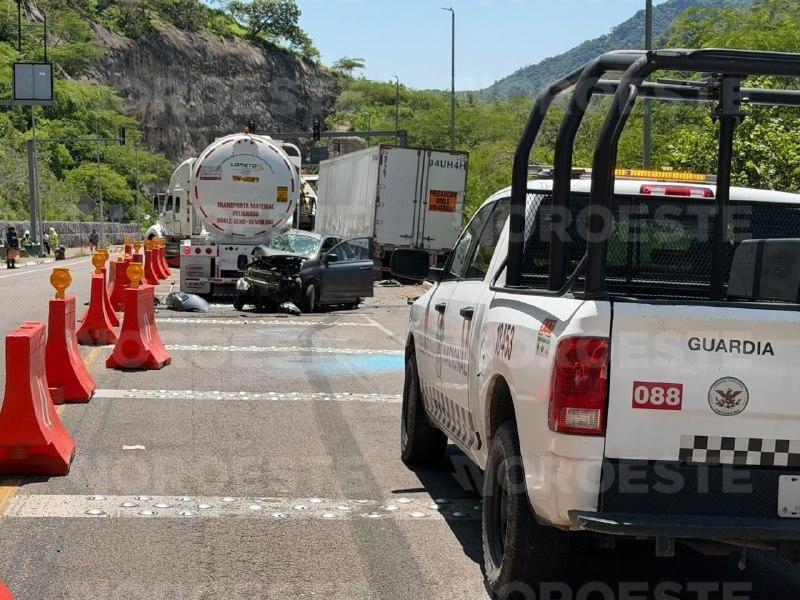 $!Cierran autopista Durango-Mazatlán por choque en El Carrizo; deja un muerto y cinco heridos