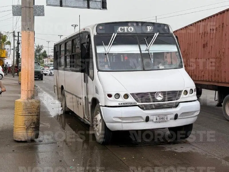 $!Muere motociclista tras caer al pavimento y ser arrollado por camión en Mazatlán