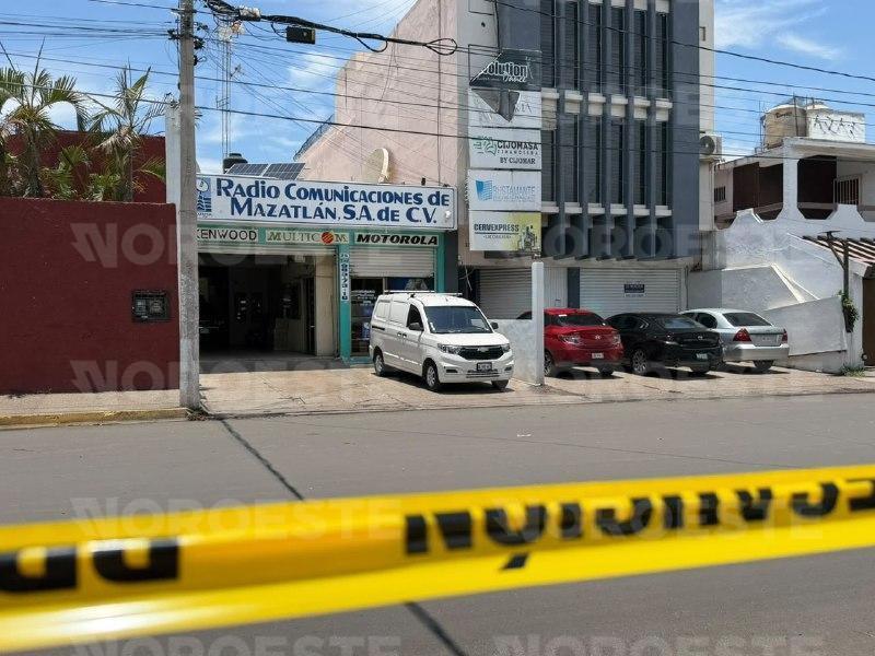 $!Balean negocio en avenida Insurgentes de Mazatlán; propietario queda herido tras ataque armado