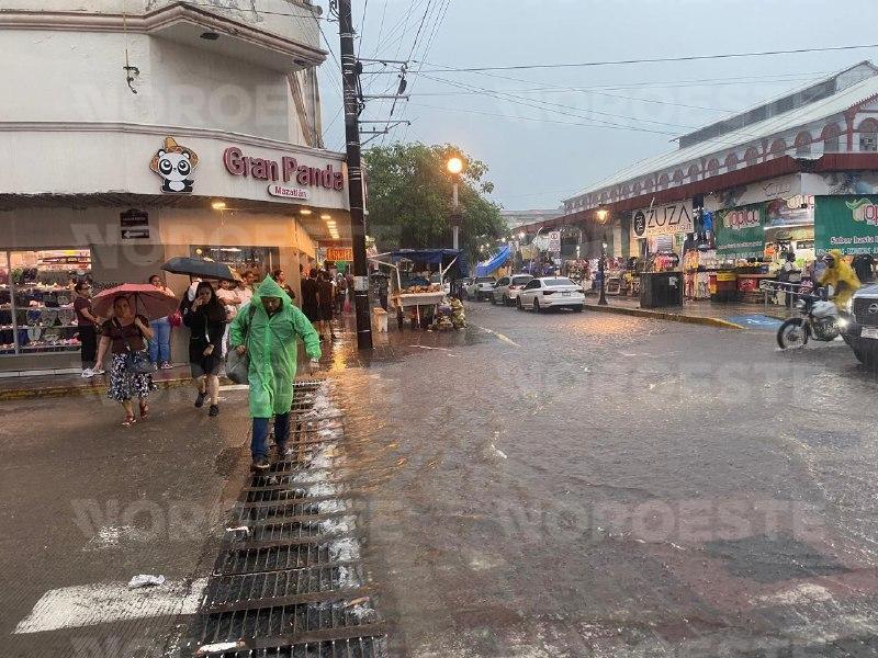 $!Se inundan tramos de avenidas de Mazatlán por lluvias intensas generadas por tormenta tropical Vance