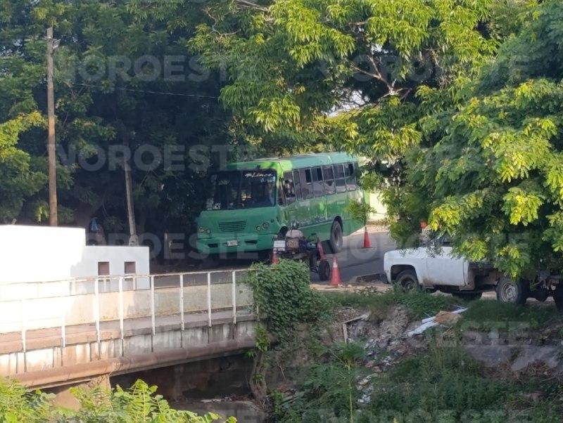 $!Atacan a chofer de transporte urbano en Escuinapa cuando trasladaba a alumnos
