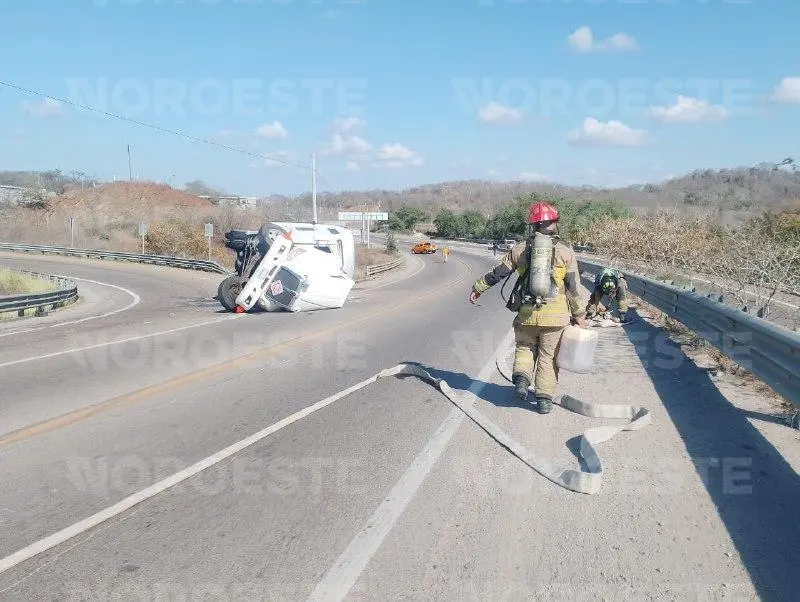 $!Cierre total en la Culiacán-Mazatlán por volcadura de pipa con gasolina
