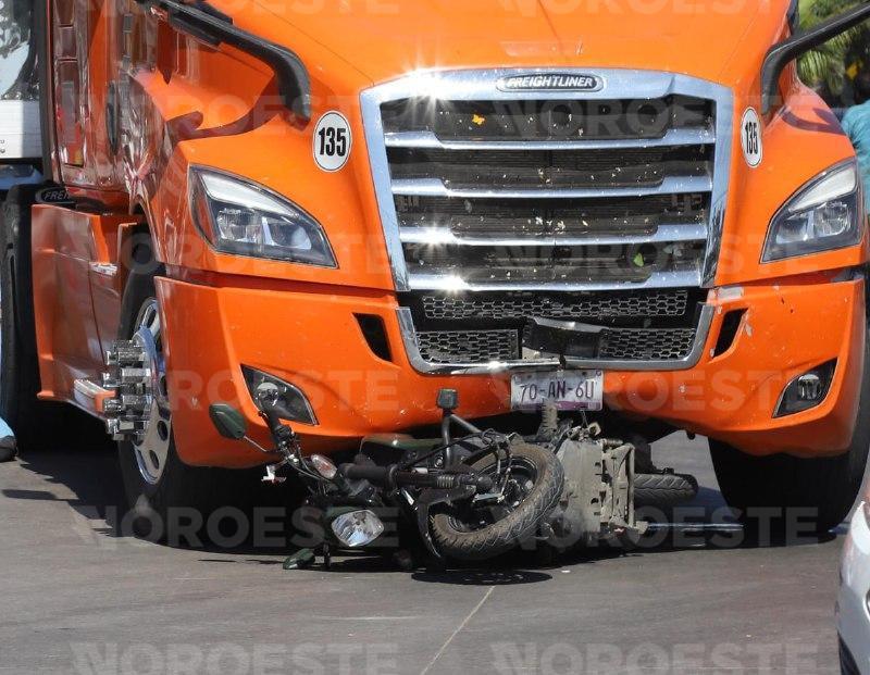 $!Motociclista de 22 años muere arrollada por tráiler en el sur de Mazatlán