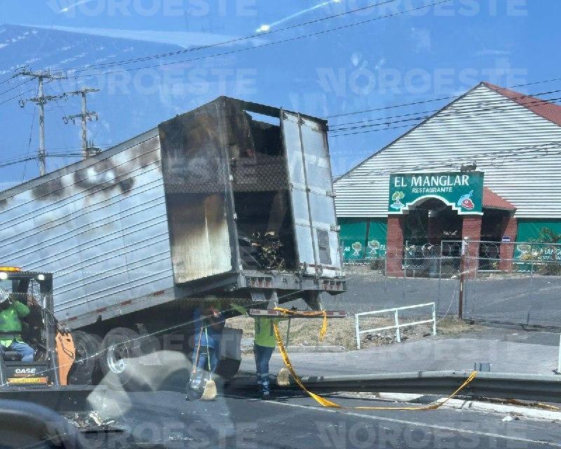 $!Persisten cierres intermitentes en la Tepic-Mazatlán tras jornada violenta