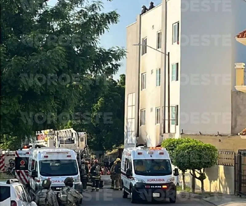 $!Atacan a balazos e incendian edificio de departamentos en sector Montebello de Culiacán