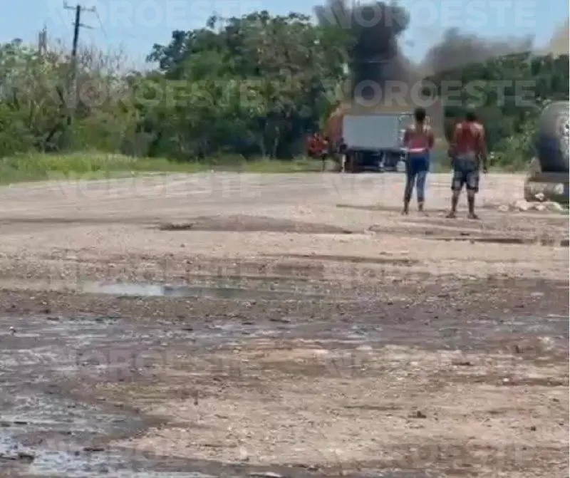 $!Escuinapa registra quema de vehículos y bloqueos viales tras presunto enfrentamiento