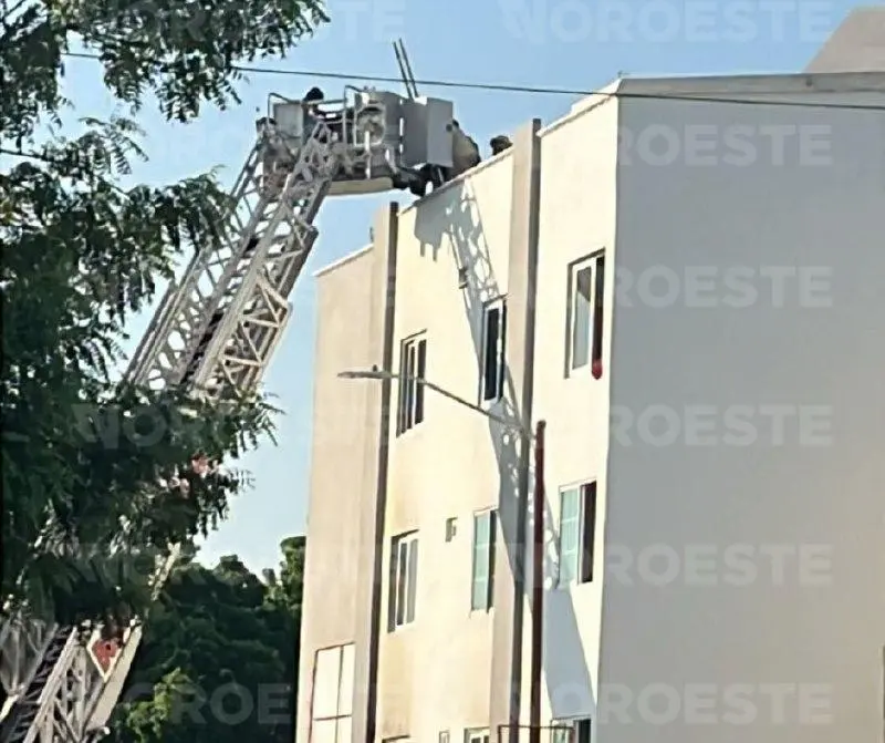 $!Atacan a balazos e incendian edificio de departamentos en sector Montebello de Culiacán