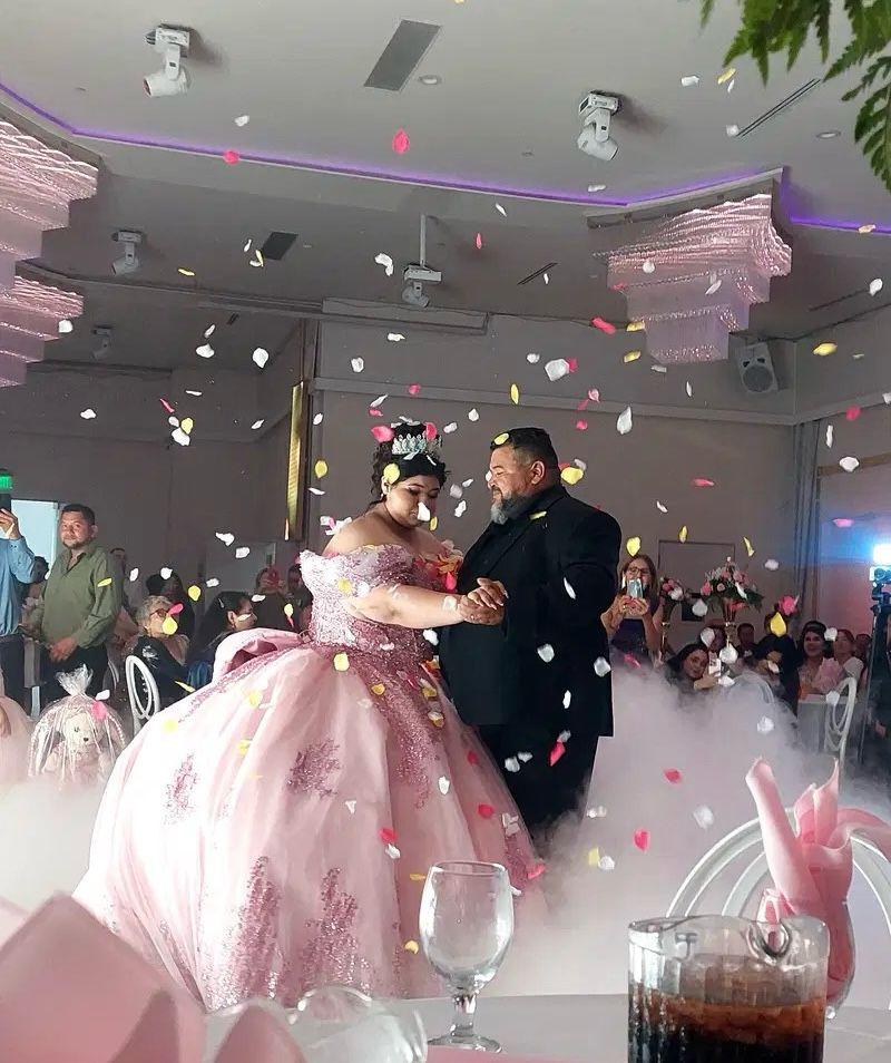 $!La quinceañera con su papá durante el vals.