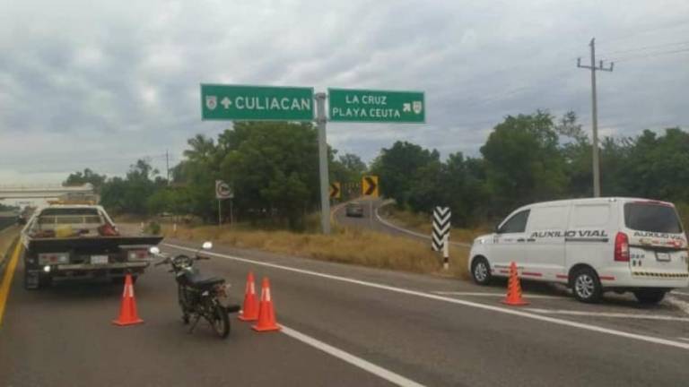 La volcadura de una pipa sobre la autopista Mazatlán-Culiacán ocasionó el cierre de un tramo a la circulación.