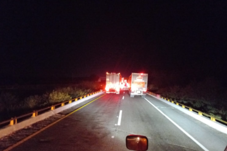 Tras reporte de bloqueo en la Autopista Mazatlán-Culiacán, a la altura del kilómetro 101, se habilita doble circulación