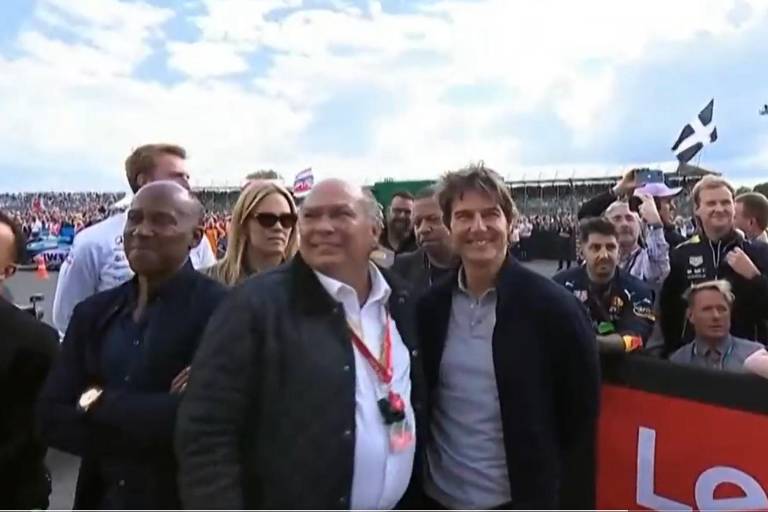 Tom Cruise festeja con el padre de Checo Pérez en el Gran Premio de Gran Bretaña