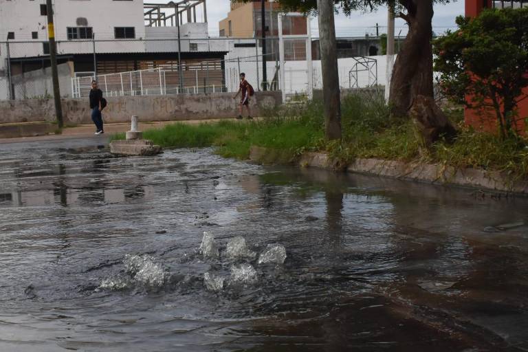 Viven en Villas del Estero en medio de fuga de aguas negras