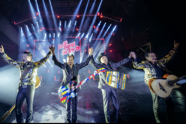 Sufre caída vocalista de Los Tigres del Norte en pleno concierto