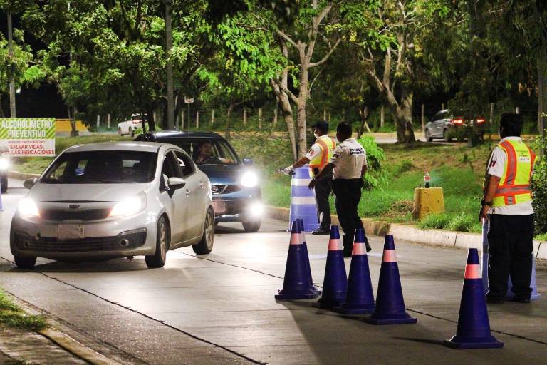 Sanciona Alcoholímetro a 44 conductores por rebasar límite de alcohol en la sangre, en Mazatlán