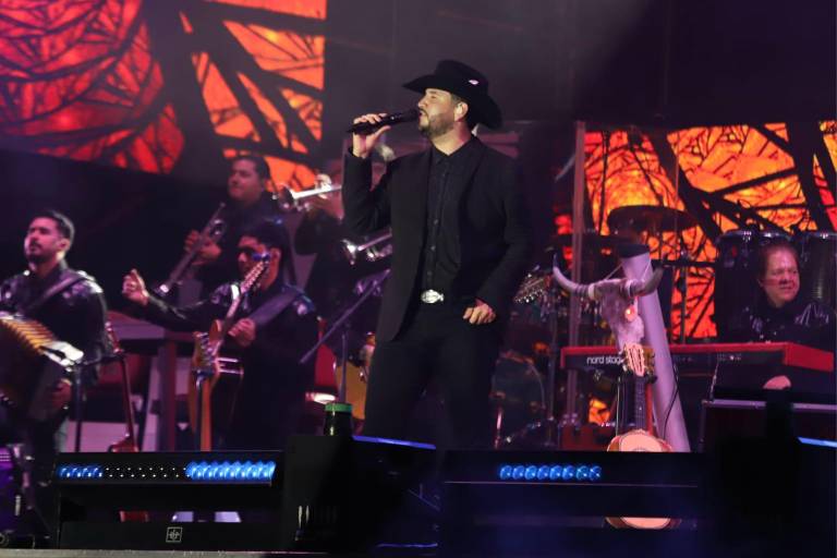 Edén Muñoz conquistó de nueva cuenta el Carnaval Internacional de Mazatlán con un concierto que se prolongó durante cuatro horas.