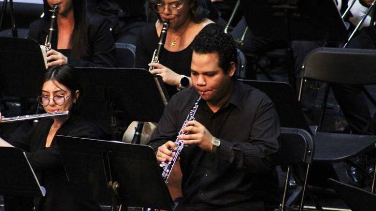 El joven músico de 22 años empezó a notar las diferencias al iniciar la educación básica, pues los salones de clases estaban llenos de pupitres para derecho.