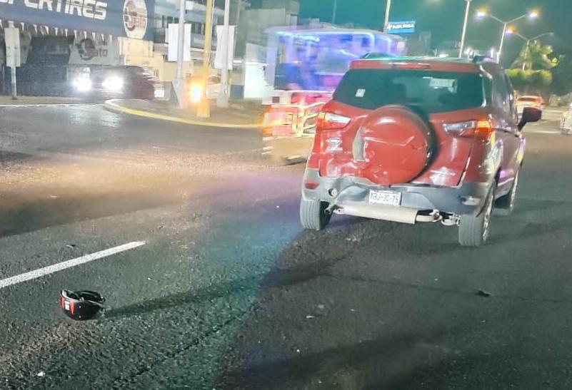 $!Van choca contra moto y camioneta en Mazatlán